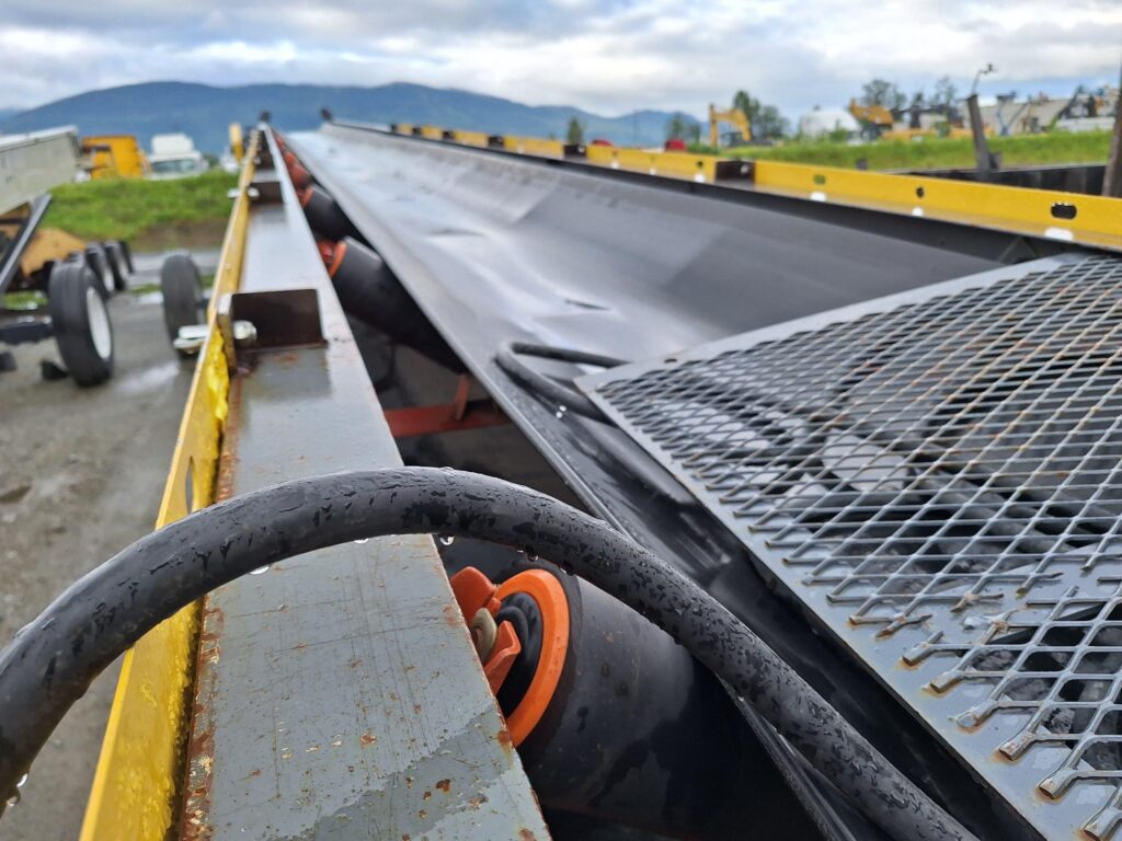 2016 Superior 36” x 60’ radial stacking conveyor