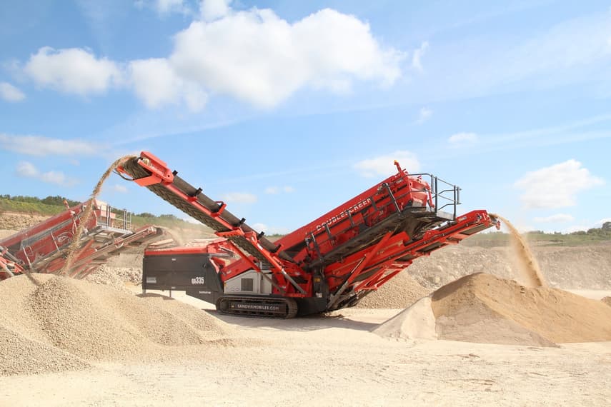 Sandvik QA335 mobile Double screen plant.